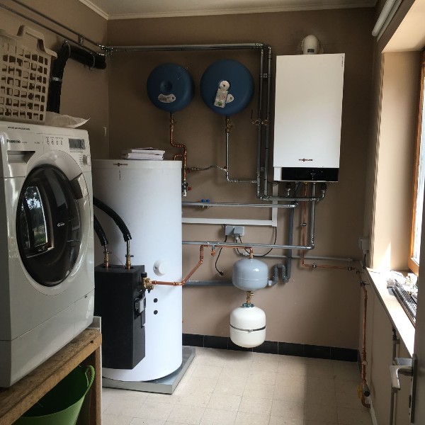 Boiler en wandketel in een berging in Antwerpen, geplaatst door Quality Environment