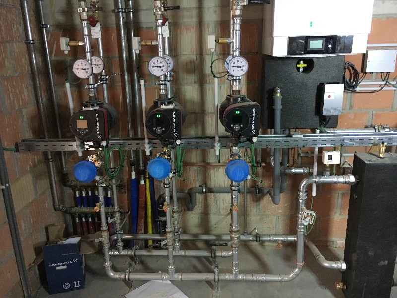 Verdeler met pompen in een gerenoveerde stookplaats in Hoboken, geplaatst door Quality Environment