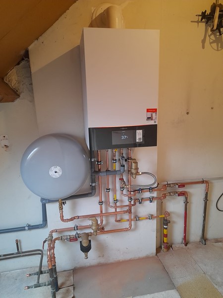 Vitodens 200-W combi met expansievat op een zolder in Schoten