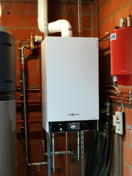 Vitodens 200-W tegen een bakstenen muur in Brasschaat, met links de warmtepompboiler