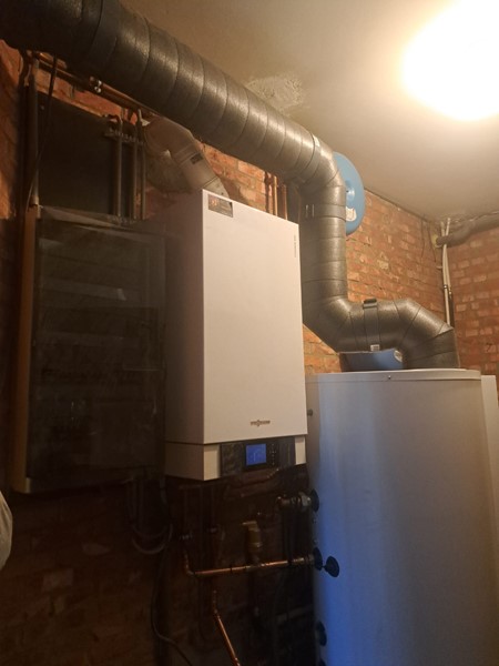 De warmtepompboiler naast de gaswandketel