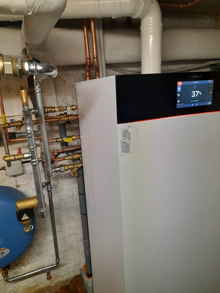 Het bedieningsscherm en de aansluitingen van de Vitodens 222-F