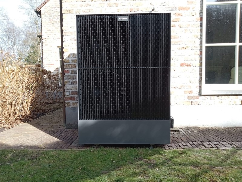 Buitenunit van een Viessmann-warmtepomp bij een woning in Schoten, geplaatst door Quality Environment